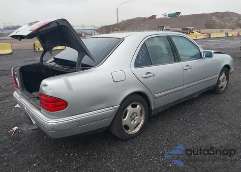 1998 Mercedes-Benz E 320 z USA, uszkodzony, nr VIN WDBJF65F7WA448949